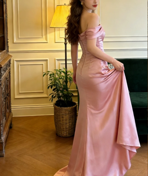 Elegantes pinkfarbenes, schulterfreies Meerjungfrauen-Abendkleid aus gerafftem Satin P4900