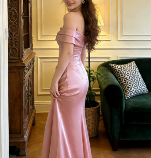 Elegantes pinkfarbenes, schulterfreies Meerjungfrauen-Abendkleid aus gerafftem Satin P4900