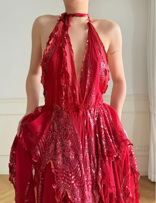 Atemberaubendes rotes Neckholder-rückenfreies Pailletten-Tüll-Abendkleid/Ballkleid mit unregelmäßigem Saum P4902
