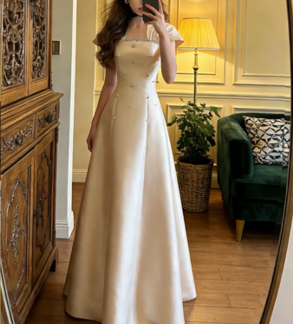 Elegantes elfenbeinfarbenes, quadratischer Ausschnitt A-Linie Perlen-Satin langes Ballkleid Abendkleid P4903