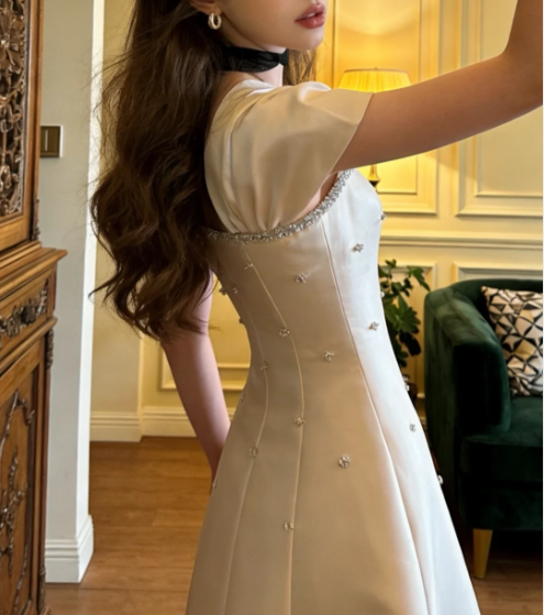Elegantes elfenbeinfarbenes, quadratischer Ausschnitt A-Linie Perlen-Satin langes Ballkleid Abendkleid P4903