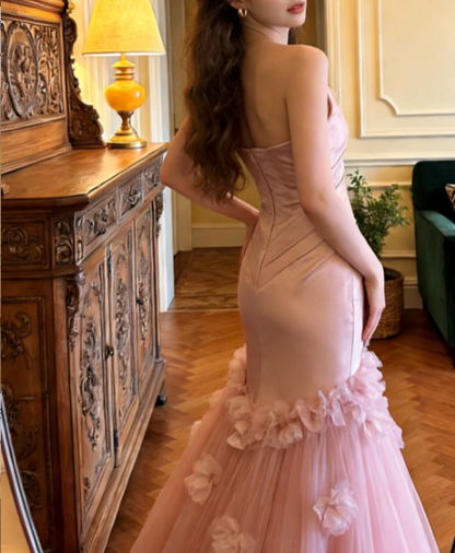 Süßes rosafarbenes trägerloses Meerjungfrauen-Abendkleid aus Satin-Tüll mit 3D-Blumenmuster P4909