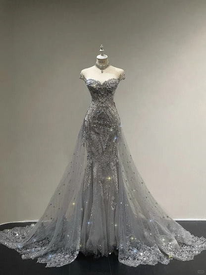 Luxuriöses und glitzerndes Meerjungfrauen-Brautkleid P4091 mit schulterfreiem Oberteil und Perlenstickerei