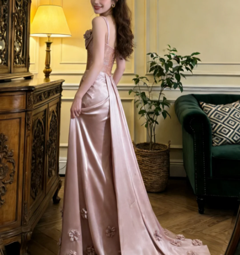 Elegantes rosa Spaghettiträger-Kleid mit 3D-Blumen aus Satin mit Schleppe für Abschlussball und Abend P4910