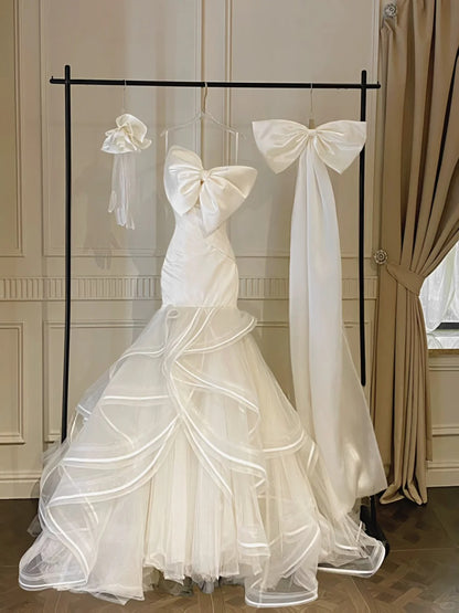 Süßes weißes Meerjungfrauen-Hochzeitskleid aus Satin-Tüll mit Schleife und Schleppe P4092