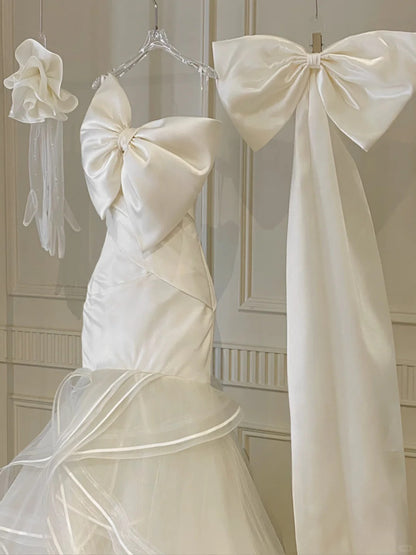 Süßes weißes Meerjungfrauen-Hochzeitskleid aus Satin-Tüll mit Schleife und Schleppe P4092