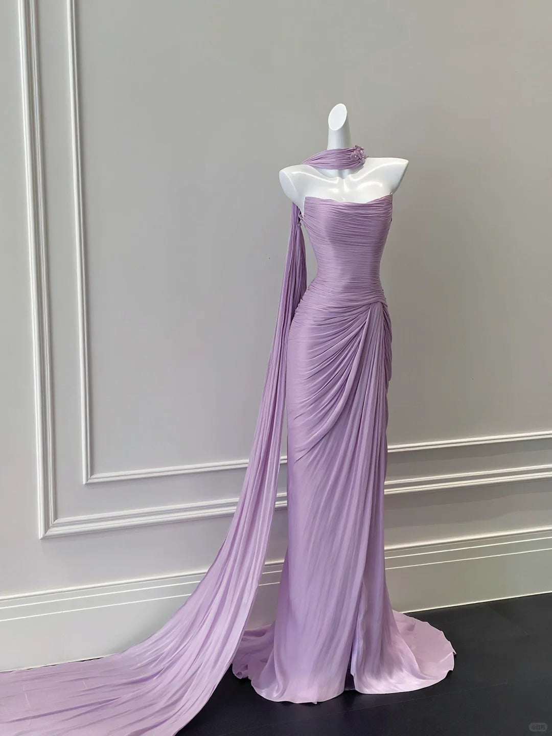 Elegantes, figurbetontes, trägerloses, plissiertes Satin-Ballkleid Abendkleid P4097 in Lila
