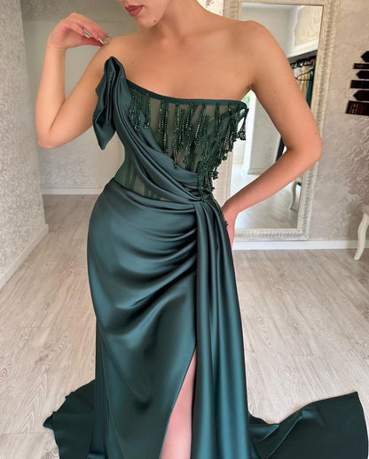 Elegantes, langes, ärmelloses Ballkleid in Dunkelgrün mit Perlenstickerei P441