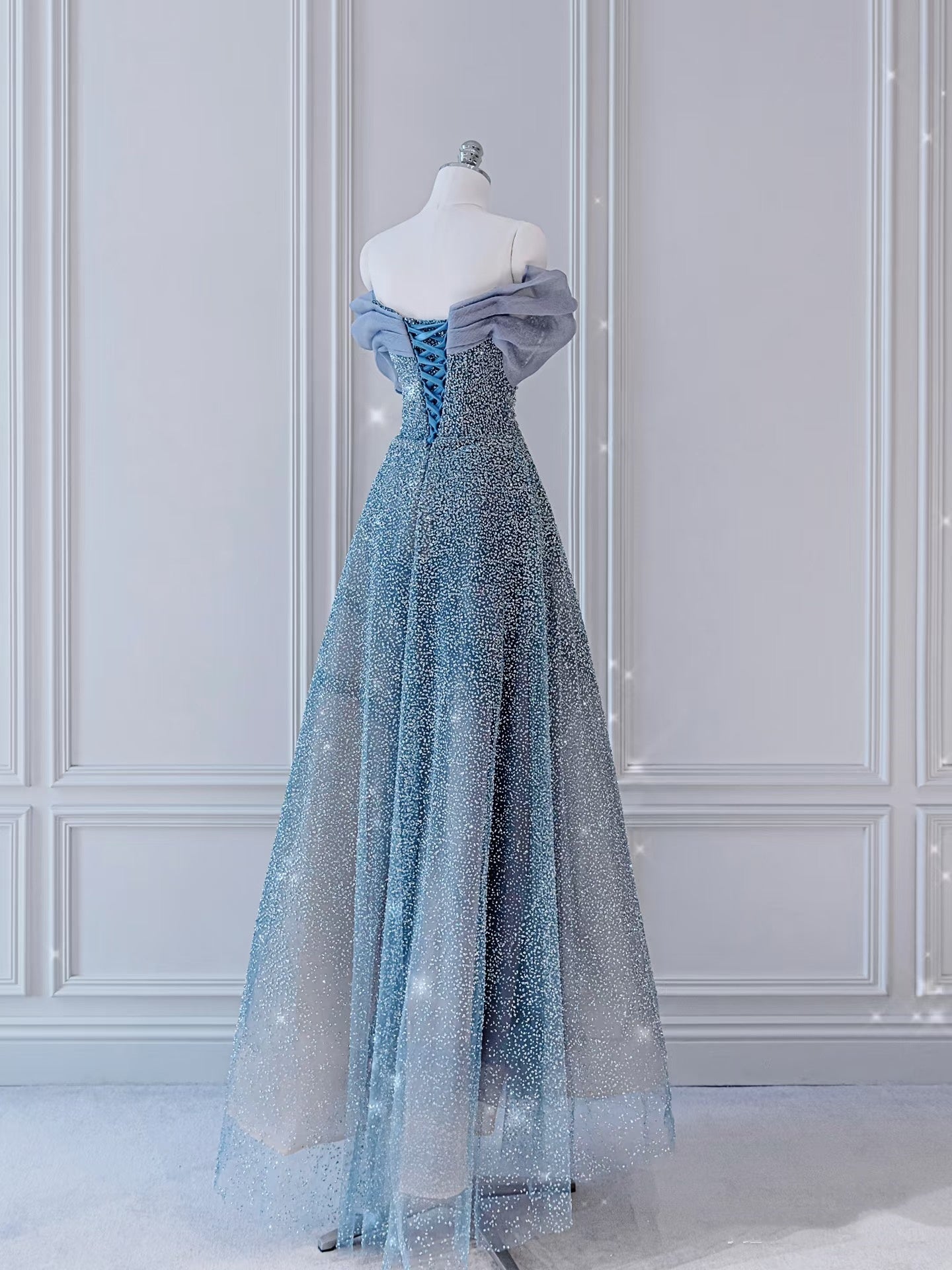 Bescheidenes Ballkleid, schulterfrei, Pailletten, langes Partykleid, graues Abschlussballkleid P2325
