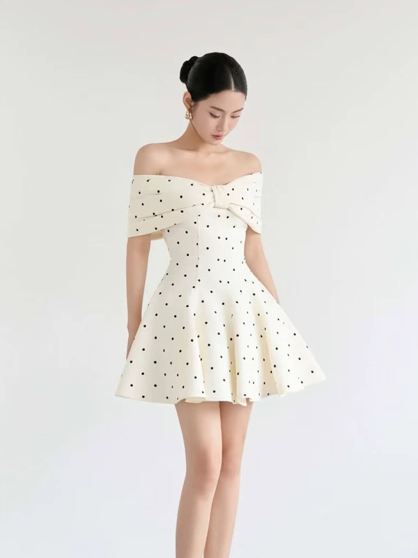 Süßes schulterfreies Schleifen-Satin-Tupfen-Puffy-Geburtstagsrock-Heimkehrkleid P3961