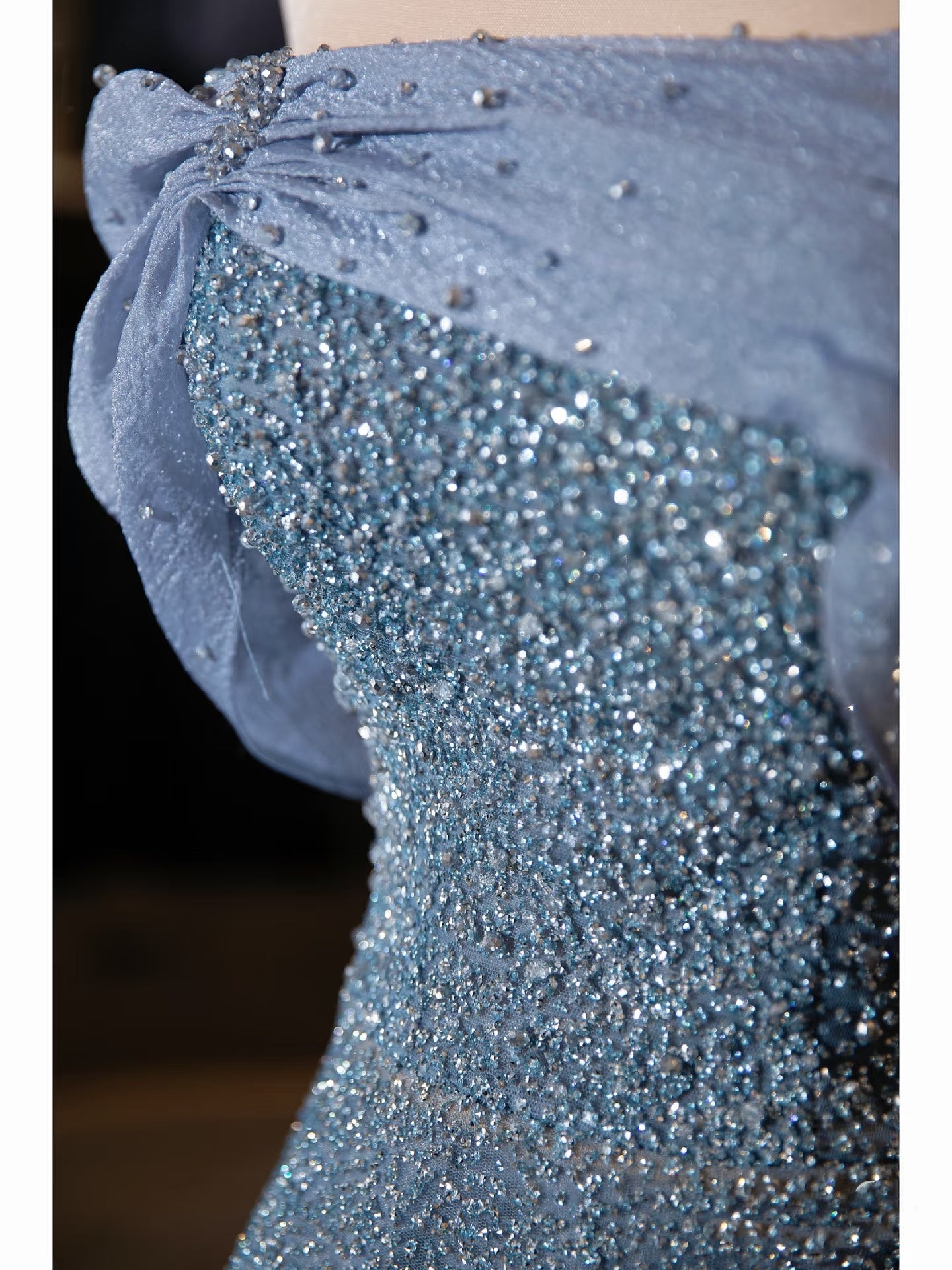 Bescheidenes Ballkleid, schulterfrei, Pailletten, langes Partykleid, graues Abschlussballkleid P2325