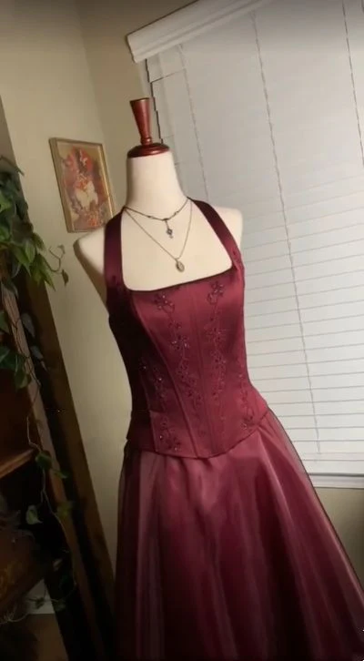 Elegantes A-Linien Neckholder-Abendkleid in Bordeauxrot, ärmellos, aus Organza, langes Ballkleid P2334