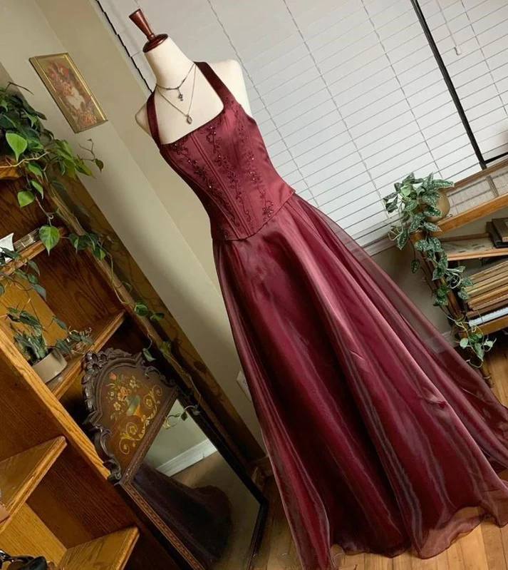 Elegantes A-Linien Neckholder-Abendkleid in Bordeauxrot, ärmellos, aus Organza, langes Ballkleid P2334