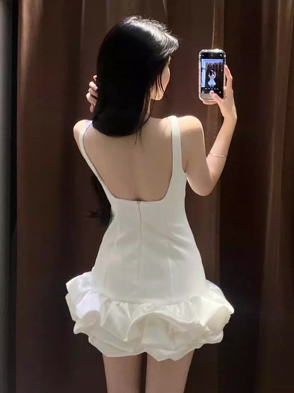 Niedliches, ärmelloses weißes Satin-Heimkehrkleid mit Blumenrock P3404