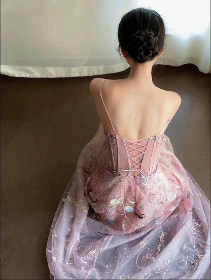 Feenhaftes A-Linien-Träger-Abendkleid aus rosa Spitze P1260