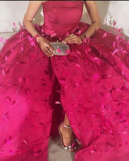 Robe de bal bustier longue rose vif avec plumes P1517