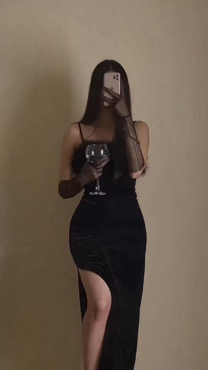Enges Abendkleid mit Trägern, lang, aus schwarzem Samt, mit Schlitz und Federn Ballkleid P1538