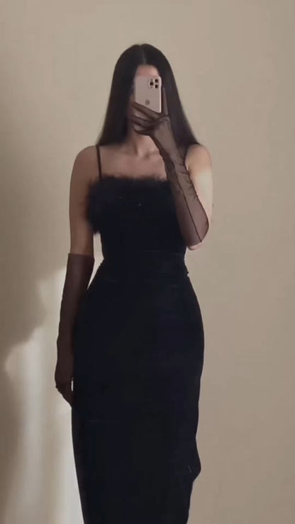 Enges Abendkleid mit Trägern, lang, aus schwarzem Samt, mit Schlitz und Federn Ballkleid P1538