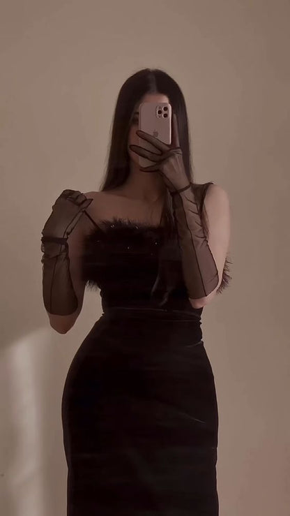 Enges Abendkleid mit Trägern, lang, aus schwarzem Samt, mit Schlitz und Federn Ballkleid P1538