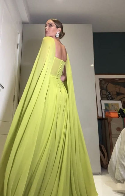 Wunderschönes A-Linien bodenlanges, trägerloses Chiffon-Abendkleid mit Cape und Raffungen P1884