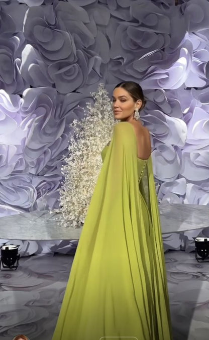Wunderschönes A-Linien bodenlanges, trägerloses Chiffon-Abendkleid mit Cape und Raffungen P1884