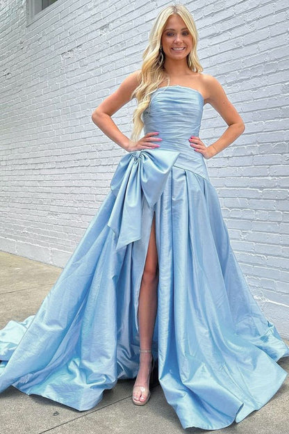 Robe de bal longue en satin bleu clair sans bretelles coupe trapèze avec nœud P1888