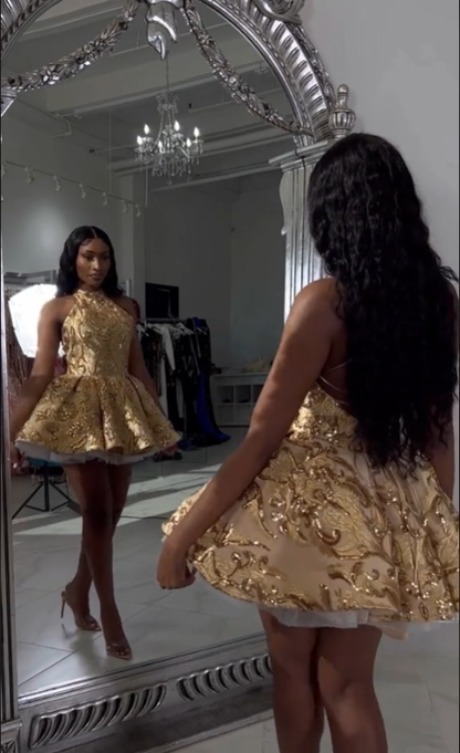 Jolie robe de bal courte dorée à sequins, coupe trapèze et dos nu P2267