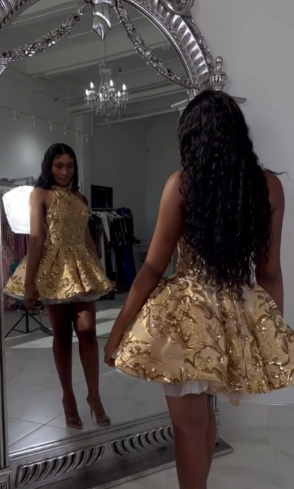 Jolie robe de bal courte dorée à sequins, coupe trapèze et dos nu P2267