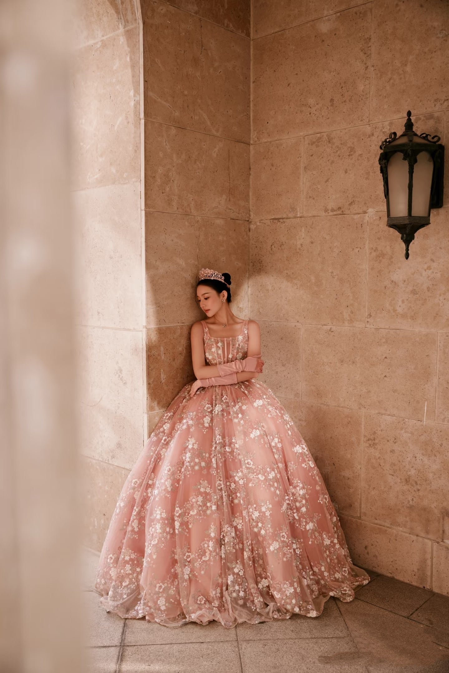Bescheidene A-Linie, eckiger Ausschnitt, ärmellos, pinkfarbene Blumen-Spitze, bodenlanges Ballkleid P2299