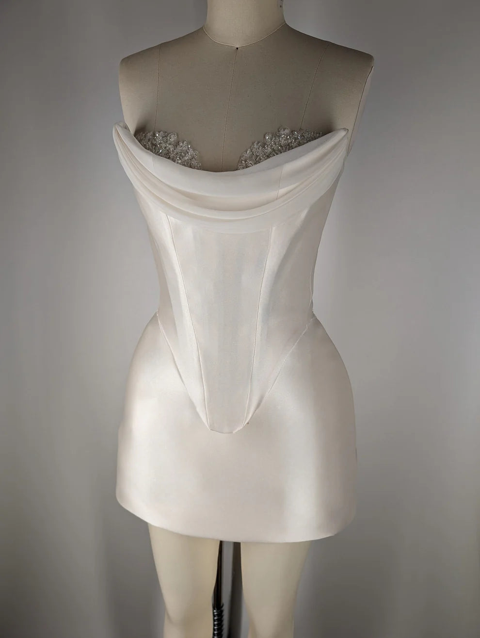 Robe moulante élégante en satin à bordure en plumes, pour 19e anniversaire et retour aux sources P3604