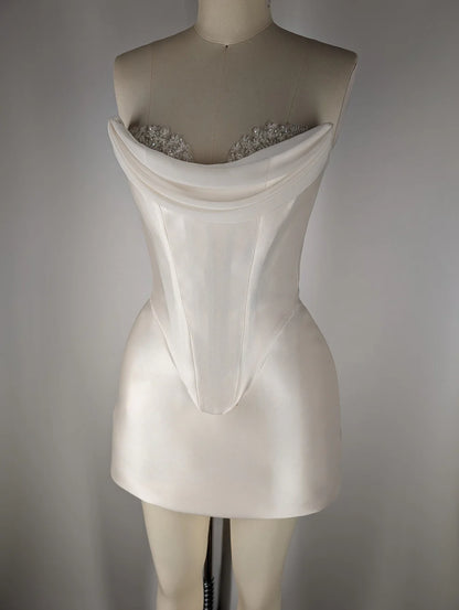 Robe moulante élégante en satin à bordure en plumes, pour 19e anniversaire et retour aux sources P3604