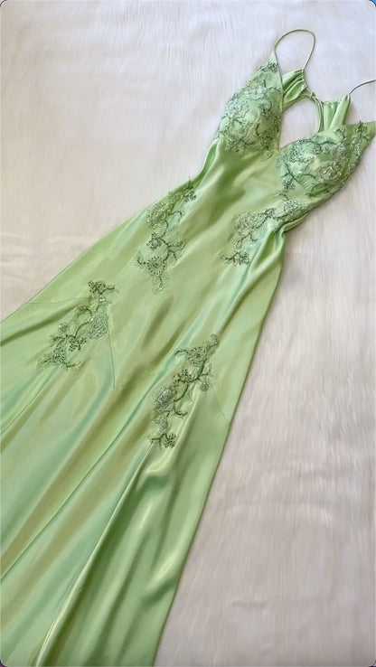 Belles robes de bal longues vertes en satin sans dos à fines bretelles et coupe trapèze P2314