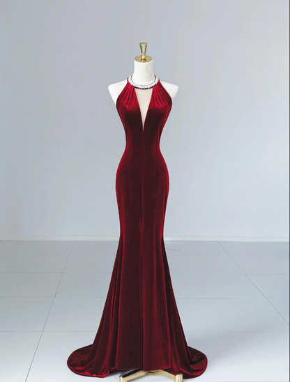 Bescheidenes Meerjungfrauen-Abendkleid aus burgunderrotem Samt mit Rundhalsausschnitt P2333