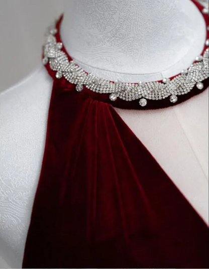 Bescheidenes Meerjungfrauen-Abendkleid aus burgunderrotem Samt mit Rundhalsausschnitt P2333