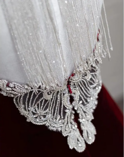 Bescheidenes Meerjungfrauen-Abendkleid aus burgunderrotem Samt mit Rundhalsausschnitt P2333
