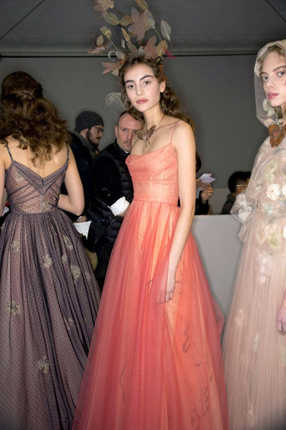Wunderschönes A-Linien-Abendkleid in Orange mit Spaghettiträgern, bodenlang aus Tüll für den Abschlussball P2378