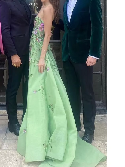 Hübsches Etui Trägerloses Grünes Bodenlanges Abendkleid Organza Ballkleider mit Stickerei P2388