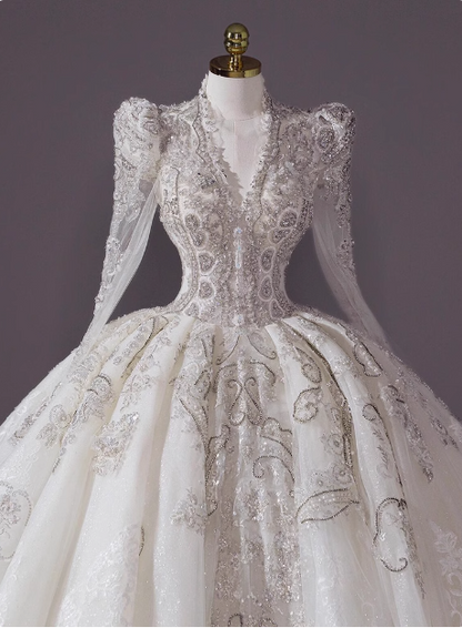 Langärmeliges, luxuriöses, bodenlanges, weißes Brautkleid im französischen Stil mit V-Ausschnitt P2483