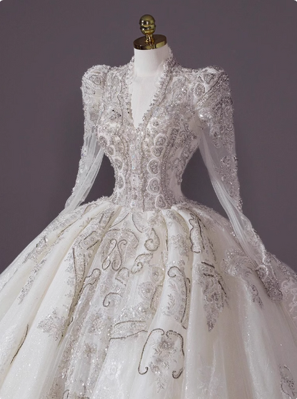 Langärmeliges, luxuriöses, bodenlanges, weißes Brautkleid im französischen Stil mit V-Ausschnitt P2483