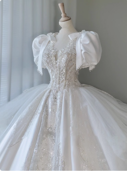 Robe de mariée longue blanche de luxe à col en V, manches courtes, nœud, perles et broderies lourdes P2489