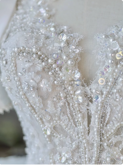 Robe de mariée longue blanche de luxe à col en V, manches courtes, nœud, perles et broderies lourdes P2489