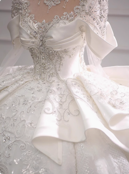 Langärmeliges französisches Hochzeitskleid im Prinzessinnen-Stil mit funkelnden Strasssteinen und bodenlangem Rock P2491