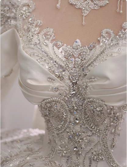 Langärmeliges französisches Hochzeitskleid im Prinzessinnen-Stil mit funkelnden Strasssteinen und bodenlangem Rock P2491