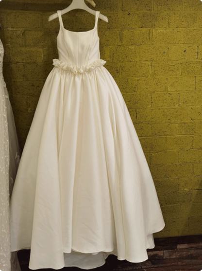 Robe de mariée simple en satin blanc à fines bretelles P2495