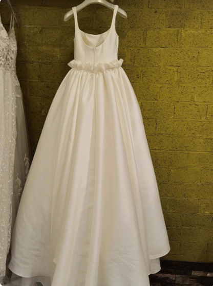 Robe de mariée simple en satin blanc à fines bretelles P2495
