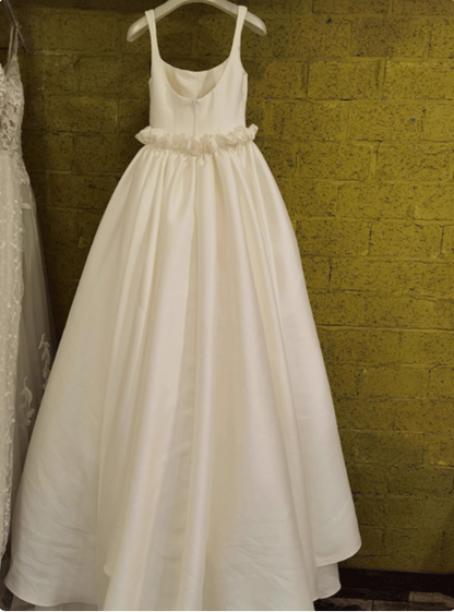 Robe de mariée simple en satin blanc à fines bretelles P2495