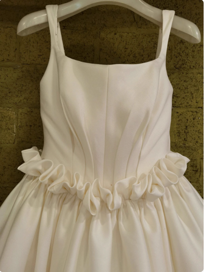 Robe de mariée simple en satin blanc à fines bretelles P2495