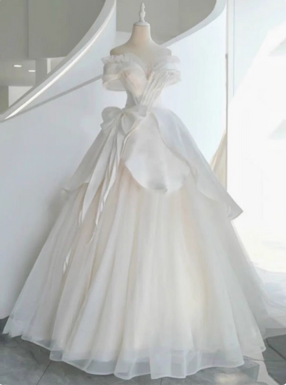 Robe de mariée élégante en satin blanc, coupe trapèze, une épaule, avec épaules dénudées P2497