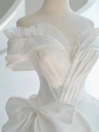 Robe de mariée élégante en satin blanc, coupe trapèze, une épaule, avec épaules dénudées P2497