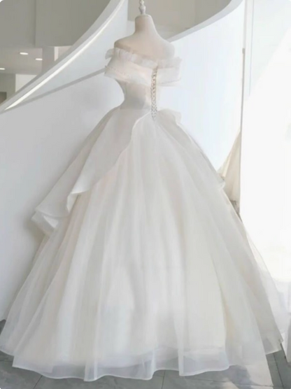 Robe de mariée élégante en satin blanc, coupe trapèze, une épaule, avec épaules dénudées P2497